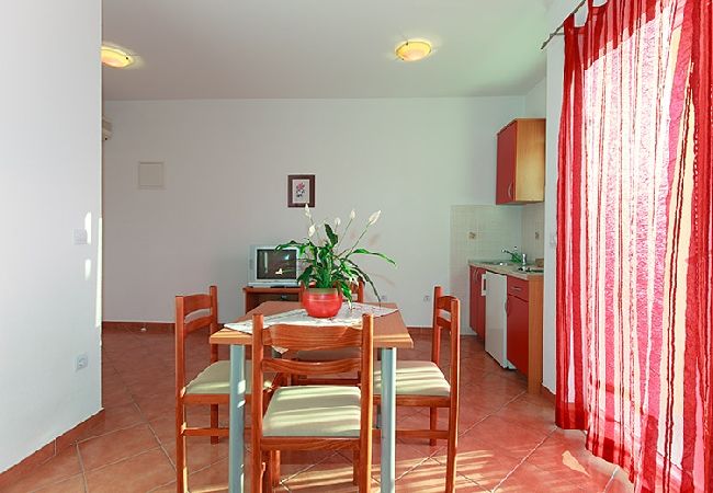 Apartament w Tucepi - Apartament w Tučepi z taras, Klimatyzacja, WIFI, Pralka (202-3) Apartament w Tucepi - Apartament w Tučepi z taras, Klimatyzacja, WIFI, Pralka (202-3)