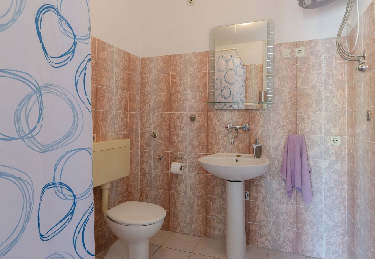 Apartament w Karbuni - Apartament w Karbuni z Widok na morze, balkon, Klimatyzacja (217-2)