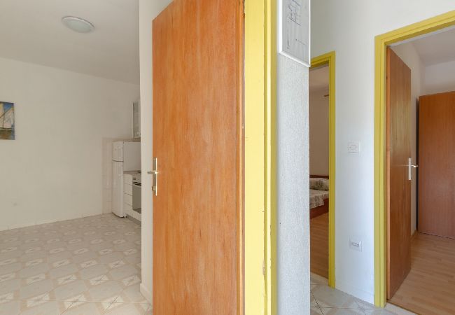 Apartament w Karbuni - Apartament w Karbuni z Widok na morze, taras, Klimatyzacja, WIFI (217-3) Apartament w Karbuni - Apartament w Karbuni z Widok na morze, taras, Klimatyzacja, WIFI (217-3)