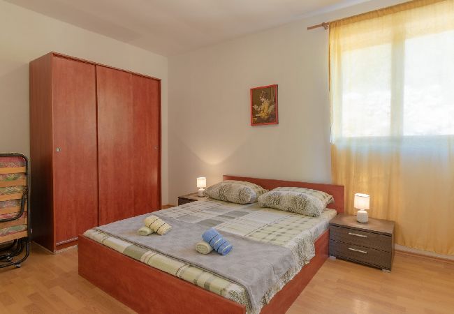 Apartament w Karbuni - Apartament w Karbuni z Widok na morze, taras, Klimatyzacja, WIFI (217-3) Apartament w Karbuni - Apartament w Karbuni z Widok na morze, taras, Klimatyzacja, WIFI (217-3)