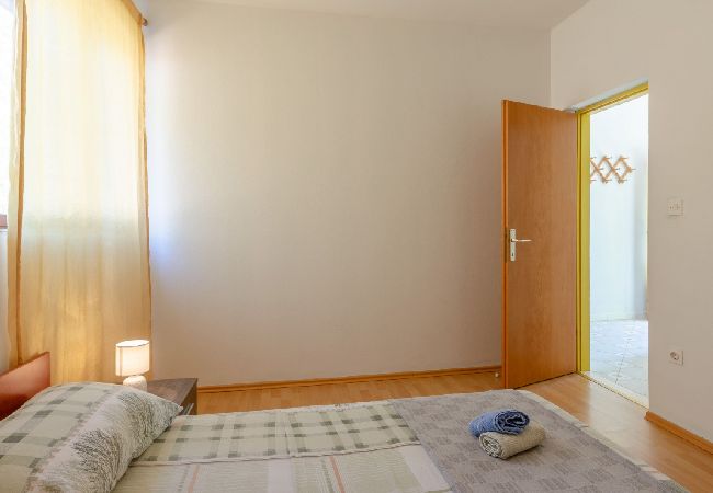 Apartament w Karbuni - Apartament w Karbuni z Widok na morze, taras, Klimatyzacja, WIFI (217-3) Apartament w Karbuni - Apartament w Karbuni z Widok na morze, taras, Klimatyzacja, WIFI (217-3)