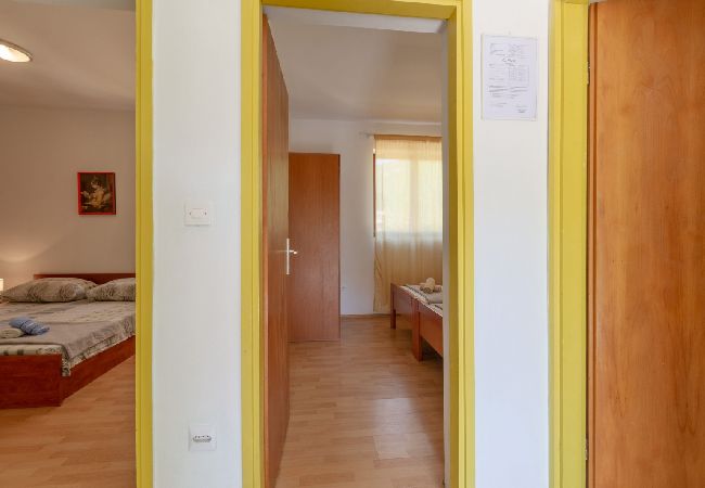 Apartament w Karbuni - Apartament w Karbuni z Widok na morze, taras, Klimatyzacja, WIFI (217-3) Apartament w Karbuni - Apartament w Karbuni z Widok na morze, taras, Klimatyzacja, WIFI (217-3)