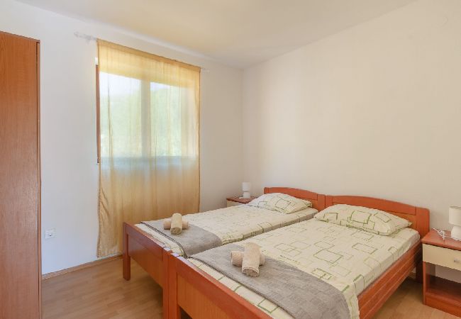 Apartament w Karbuni - Apartament w Karbuni z Widok na morze, taras, Klimatyzacja, WIFI (217-3) Apartament w Karbuni - Apartament w Karbuni z Widok na morze, taras, Klimatyzacja, WIFI (217-3)