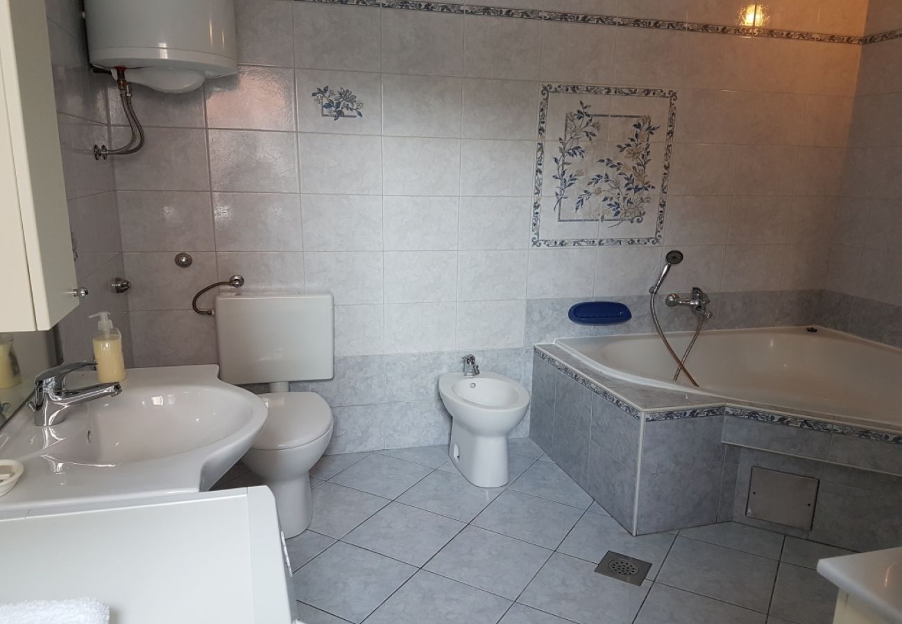 Apartament w Baška - Apartament w Baška z balkon, Klimatyzacja, WIFI, Pralka (883-3)