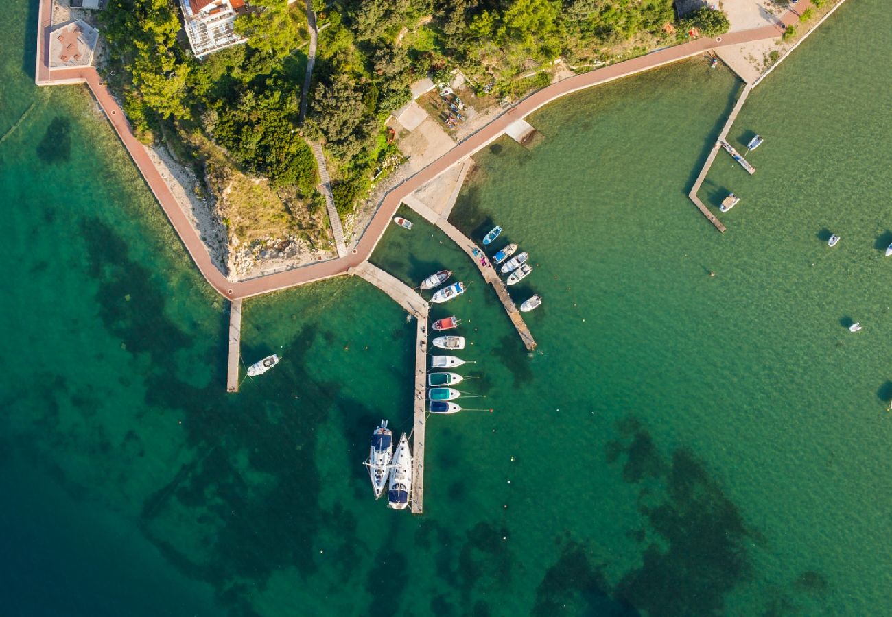 Dom w Supetarska Draga - Domek wypoczynkowy w Supetarska Draga z Widok na morze, taras, Klimatyzacja, WIFI (890-1)