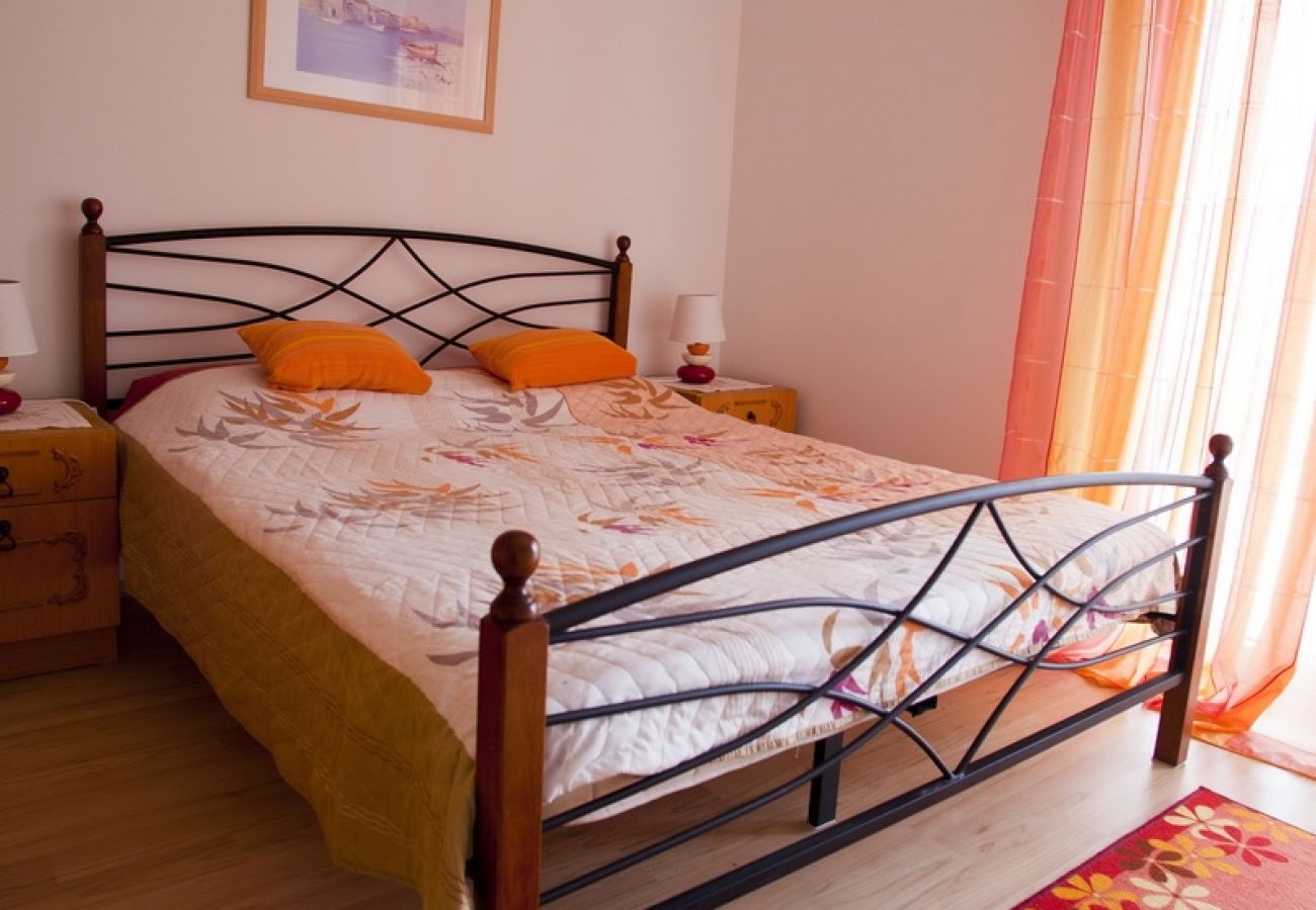 Apartament w Vrbnik - Apartament w Vrbnik z Widok na morze, taras, Klimatyzacja, WIFI (879-2)