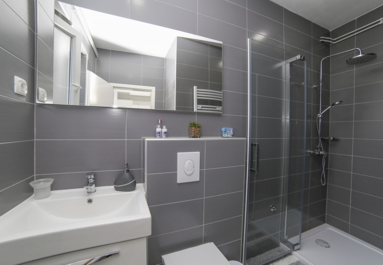 Apartament w Supetar - Apartament w Supetar z Widok na morze, taras, Klimatyzacja, WIFI (3361-1)