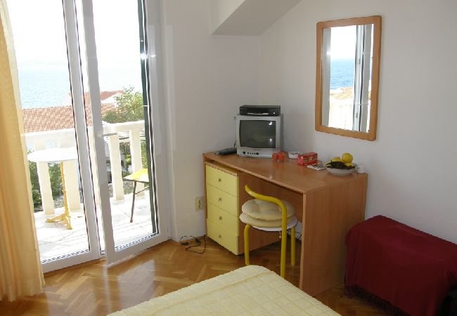 Pokój w Bol - Pokój w Bol z Widok na morze, balkon, Klimatyzacja, WIFI (3416-5) Pokój w Bol - Pokój w Bol z Widok na morze, balkon, Klimatyzacja, WIFI (3416-5)