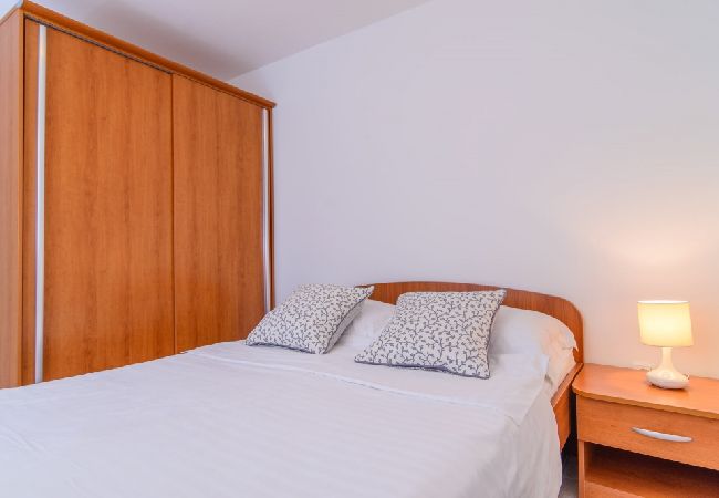 Apartament w Okrug Gornji - Apartament w Okrug Gornji z taras, Klimatyzacja, WIFI (3436-1) Apartament w Okrug Gornji - Apartament w Okrug Gornji z taras, Klimatyzacja, WIFI (3436-1)