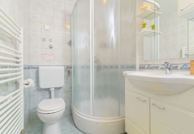 Apartament w Okrug Gornji - Apartament w Okrug Gornji z taras, Klimatyzacja, WIFI (3436-1) Apartament w Okrug Gornji - Apartament w Okrug Gornji z taras, Klimatyzacja, WIFI (3436-1)