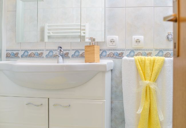 Apartament w Okrug Gornji - Apartament w Okrug Gornji z taras, Klimatyzacja, WIFI (3436-1) Apartament w Okrug Gornji - Apartament w Okrug Gornji z taras, Klimatyzacja, WIFI (3436-1)