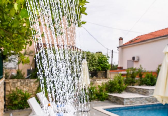 Apartament w Okrug Gornji - Apartament w Okrug Gornji z taras, Klimatyzacja, WIFI (3436-1) Apartament w Okrug Gornji - Apartament w Okrug Gornji z taras, Klimatyzacja, WIFI (3436-1)