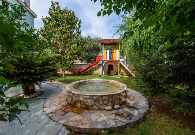 Apartament w Okrug Gornji - Apartament w Okrug Gornji z Widok na morze, taras, Klimatyzacja, WIFI (3436-2) Apartament w Okrug Gornji - Apartament w Okrug Gornji z Widok na morze, taras, Klimatyzacja, WIFI (3436-2)