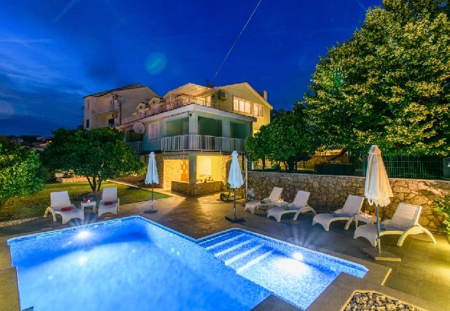 Apartament w Okrug Gornji - Apartament w Okrug Gornji z Widok na morze, taras, Klimatyzacja, WIFI (3436-2) Apartament w Okrug Gornji - Apartament w Okrug Gornji z Widok na morze, taras, Klimatyzacja, WIFI (3436-2)