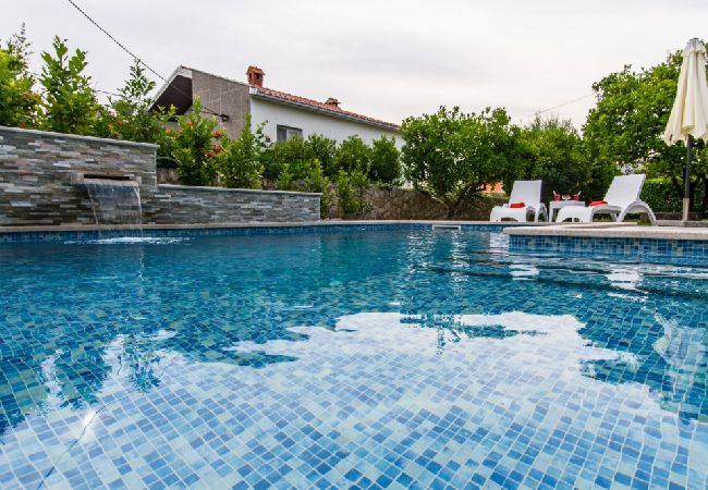 Apartament w Okrug Gornji - Apartament w Okrug Gornji z Widok na morze, taras, Klimatyzacja, WIFI (3436-2) Apartament w Okrug Gornji - Apartament w Okrug Gornji z Widok na morze, taras, Klimatyzacja, WIFI (3436-2)