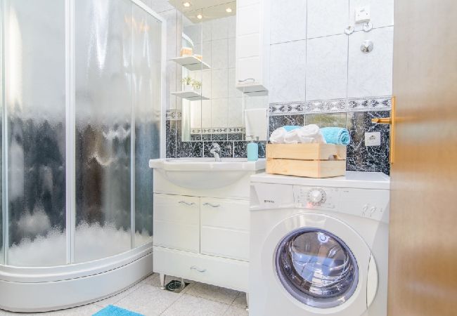 Apartament w Okrug Gornji - Apartament w Okrug Gornji z Widok na morze, taras, Klimatyzacja, WIFI (3436-2) Apartament w Okrug Gornji - Apartament w Okrug Gornji z Widok na morze, taras, Klimatyzacja, WIFI (3436-2)