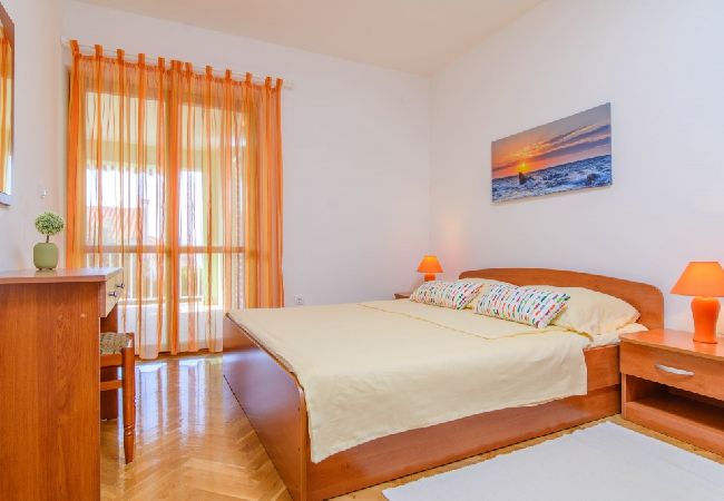 Apartament w Okrug Gornji - Apartament w Okrug Gornji z Widok na morze, taras, Klimatyzacja, WIFI (3436-2) Apartament w Okrug Gornji - Apartament w Okrug Gornji z Widok na morze, taras, Klimatyzacja, WIFI (3436-2)
