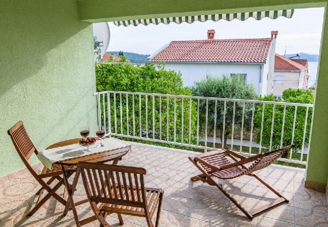 Apartament w Okrug Gornji - Apartament w Okrug Gornji z Widok na morze, taras, Klimatyzacja, WIFI (3436-2) Apartament w Okrug Gornji - Apartament w Okrug Gornji z Widok na morze, taras, Klimatyzacja, WIFI (3436-2)