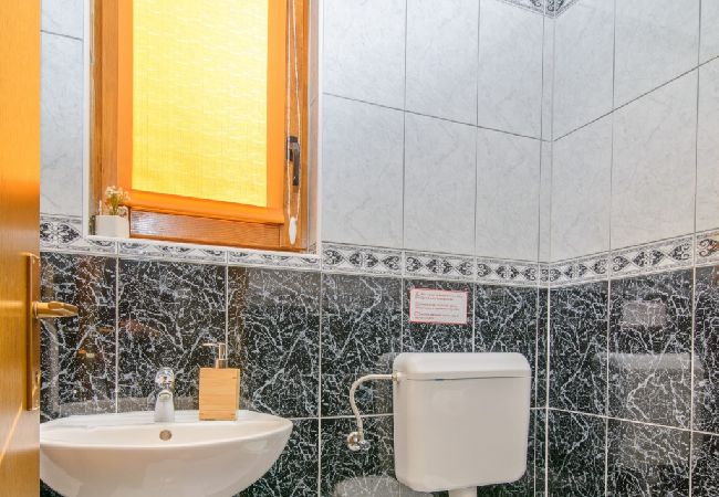 Apartament w Okrug Gornji - Apartament w Okrug Gornji z Widok na morze, taras, Klimatyzacja, WIFI (3436-2) Apartament w Okrug Gornji - Apartament w Okrug Gornji z Widok na morze, taras, Klimatyzacja, WIFI (3436-2)