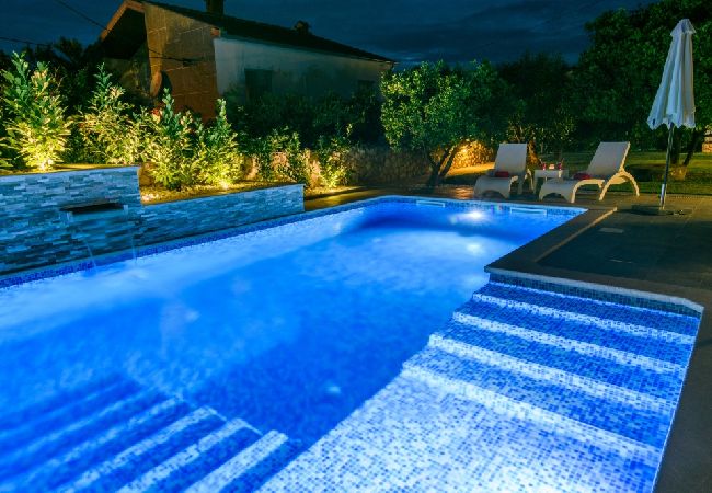 Apartament w Okrug Gornji - Apartament w Okrug Gornji z Widok na morze, taras, Klimatyzacja, WIFI (3436-2) Apartament w Okrug Gornji - Apartament w Okrug Gornji z Widok na morze, taras, Klimatyzacja, WIFI (3436-2)