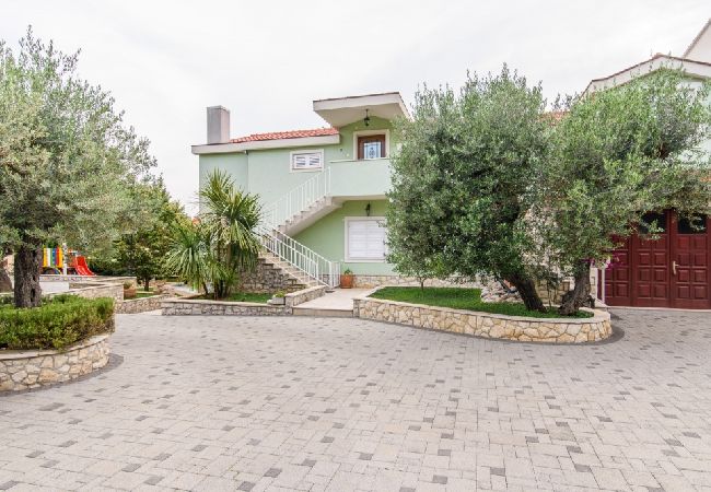 Apartament w Okrug Gornji - Apartament w Okrug Gornji z Widok na morze, taras, Klimatyzacja, WIFI (3436-2) Apartament w Okrug Gornji - Apartament w Okrug Gornji z Widok na morze, taras, Klimatyzacja, WIFI (3436-2)