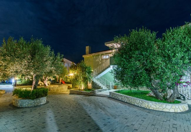 Apartament w Okrug Gornji - Apartament w Okrug Gornji z Widok na morze, taras, Klimatyzacja, WIFI (3436-2) Apartament w Okrug Gornji - Apartament w Okrug Gornji z Widok na morze, taras, Klimatyzacja, WIFI (3436-2)