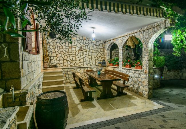 Apartament w Okrug Gornji - Apartament w Okrug Gornji z Widok na morze, taras, Klimatyzacja, WIFI (3436-2) Apartament w Okrug Gornji - Apartament w Okrug Gornji z Widok na morze, taras, Klimatyzacja, WIFI (3436-2)