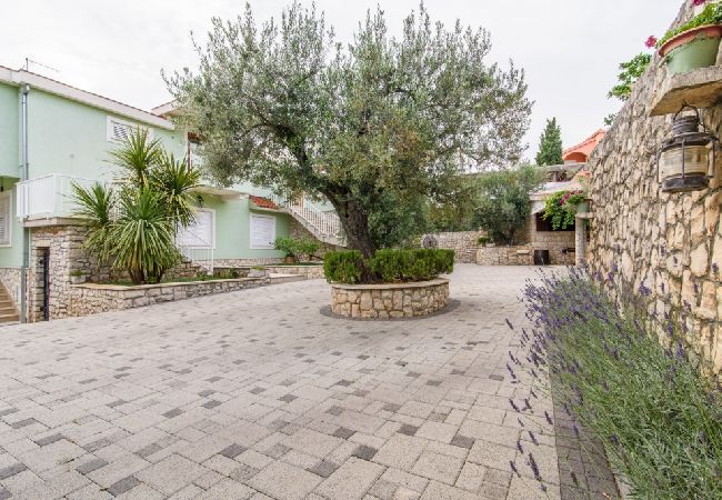 Apartament w Okrug Gornji - Apartament w Okrug Gornji z Widok na morze, taras, Klimatyzacja, WIFI (3436-2) Apartament w Okrug Gornji - Apartament w Okrug Gornji z Widok na morze, taras, Klimatyzacja, WIFI (3436-2)