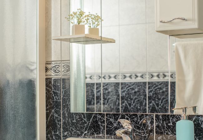 Apartament w Okrug Gornji - Apartament w Okrug Gornji z Widok na morze, taras, Klimatyzacja, WIFI (3436-2) Apartament w Okrug Gornji - Apartament w Okrug Gornji z Widok na morze, taras, Klimatyzacja, WIFI (3436-2)