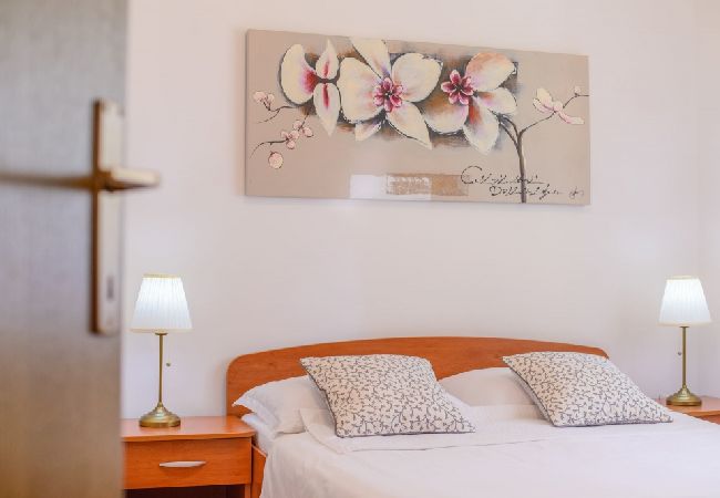 Apartament w Okrug Gornji - Apartament w Okrug Gornji z Widok na morze, taras, Klimatyzacja, WIFI (3436-2) Apartament w Okrug Gornji - Apartament w Okrug Gornji z Widok na morze, taras, Klimatyzacja, WIFI (3436-2)