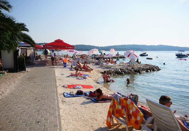 Apartament w Okrug Gornji - Apartament w Okrug Gornji z Widok na morze, taras, Klimatyzacja, WIFI (3436-2) Apartament w Okrug Gornji - Apartament w Okrug Gornji z Widok na morze, taras, Klimatyzacja, WIFI (3436-2)