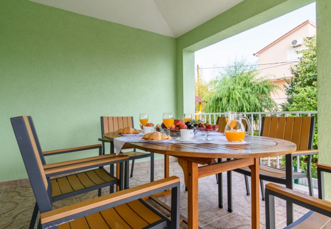 Apartament w Okrug Gornji - Apartament w Okrug Gornji z Widok na morze, taras, Klimatyzacja, WIFI (3436-2)