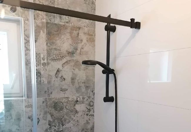 Dom w Tkon - Robinson dom w Tkon z Widok na morze, taras, WIFI (3437-1) Dom w Tkon - Robinson dom w Tkon z Widok na morze, taras, WIFI (3437-1)