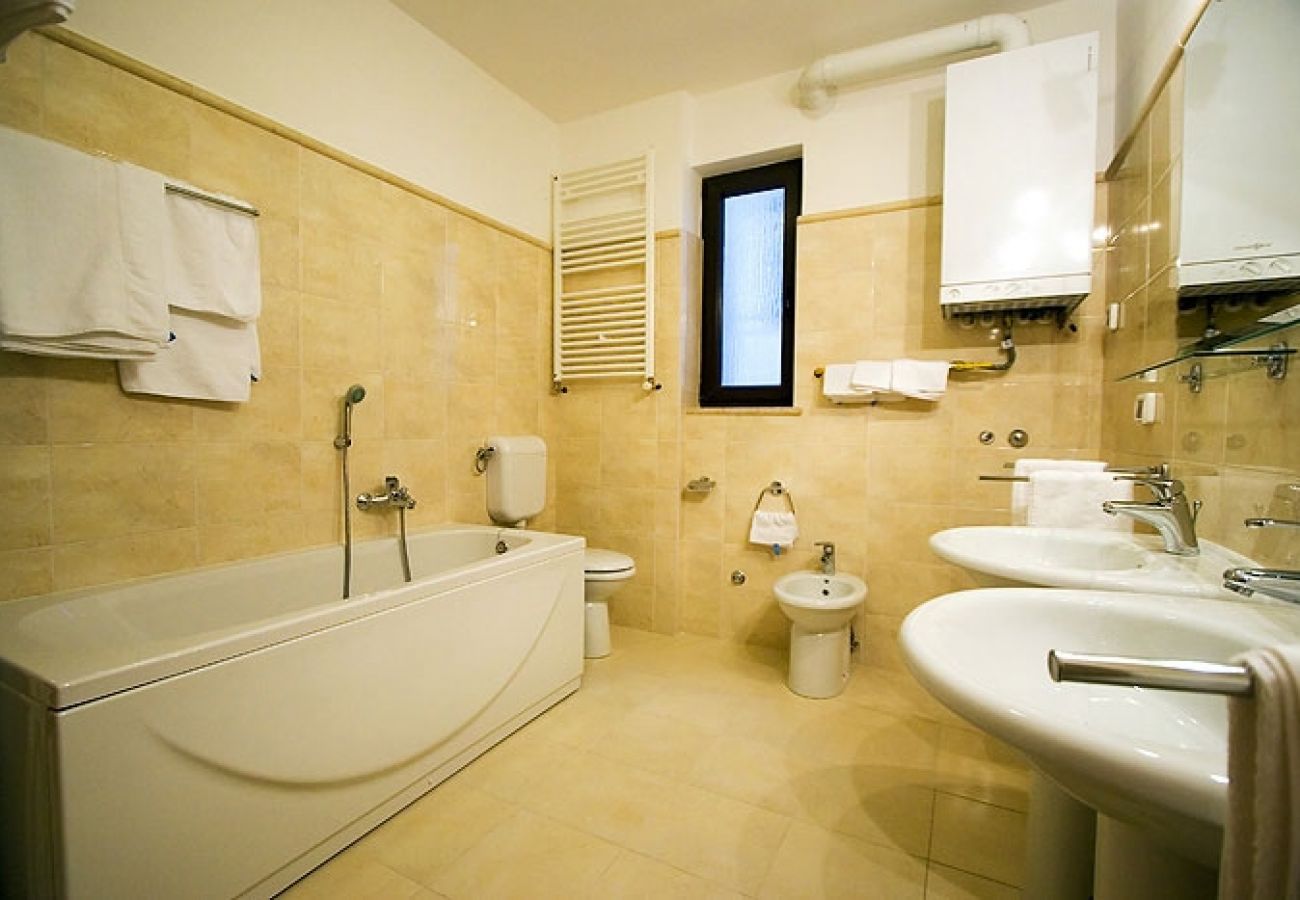 Apartament w Rovinj - Apartament w Rovinj z Widok na morze, balkon, Klimatyzacja, WIFI (3482-8)