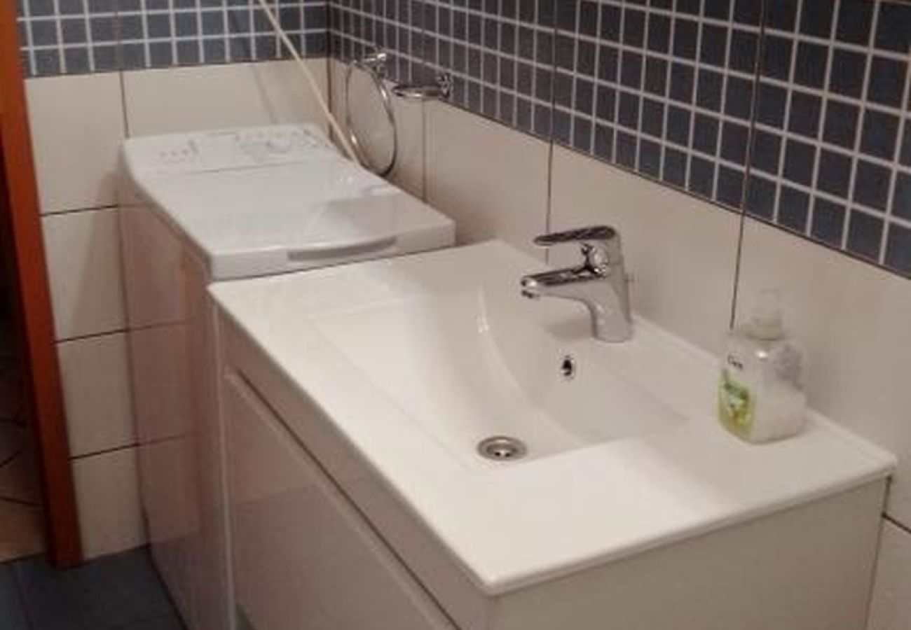 Apartament w Baška - Apartament w Bašce z widokiem na morze, tarasem, klimatyzacją, Wi-Fi (3494-6)
