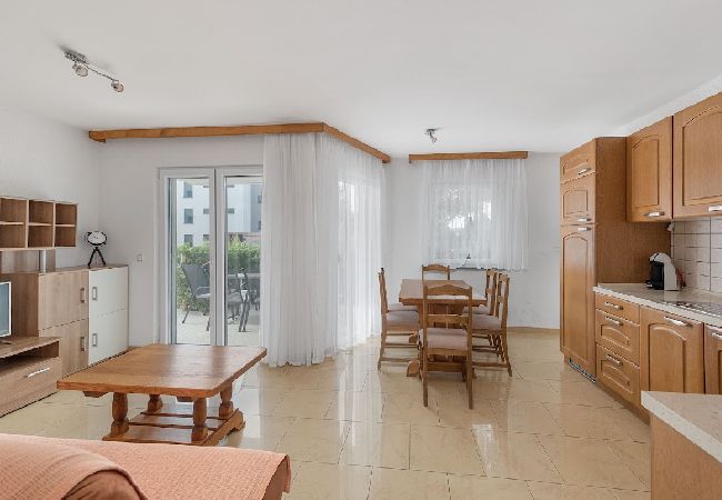Apartament w Sukošan - Apartament w Sukošan z Widok na morze, taras, Klimatyzacja, WIFI (3495-2) Apartament w Sukošan - Apartament w Sukošan z Widok na morze, taras, Klimatyzacja, WIFI (3495-2)