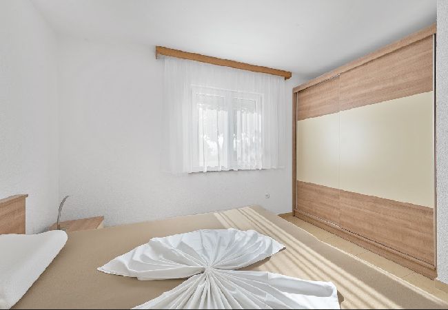 Apartament w Sukošan - Apartament w Sukošan z Widok na morze, taras, Klimatyzacja, WIFI (3495-2) Apartament w Sukošan - Apartament w Sukošan z Widok na morze, taras, Klimatyzacja, WIFI (3495-2)