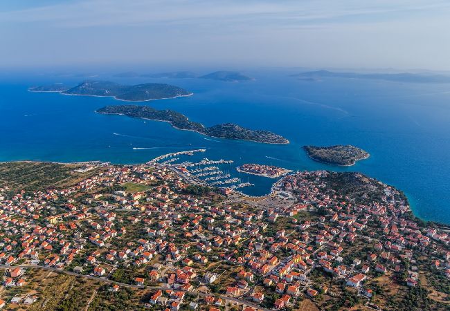 Apartament w Prvic Luka - Apartament w Prvić Luka z Widok na morze, taras, Klimatyzacja, WIFI (3347-1) Apartament w Prvic Luka - Apartament w Prvić Luka z Widok na morze, taras, Klimatyzacja, WIFI (3347-1)