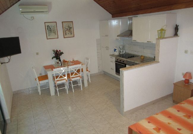 Dom w Bol - Domek wypoczynkowy w Bol z Widok na morze, taras, Klimatyzacja, WIFI (3543-1) Dom w Bol - Domek wypoczynkowy w Bol z Widok na morze, taras, Klimatyzacja, WIFI (3543-1)