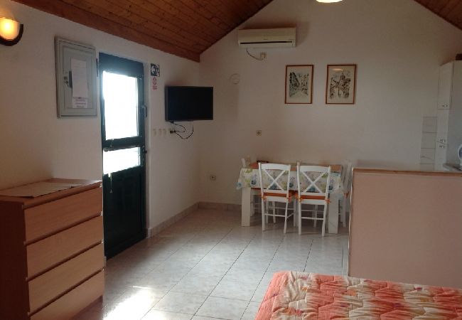 Dom w Bol - Domek wypoczynkowy w Bol z Widok na morze, taras, Klimatyzacja, WIFI (3543-1) Dom w Bol - Domek wypoczynkowy w Bol z Widok na morze, taras, Klimatyzacja, WIFI (3543-1)