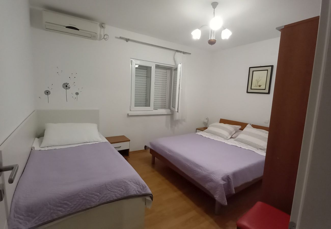 Apartament w Kustici - Apartament w Kustici z Widok na morze, balkon, Klimatyzacja, WIFI (3597-1)