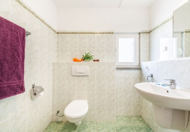 Apartament w Kustici - Apartament w Kustici z Widok na morze, balkon, Klimatyzacja, WIFI (3589-3) Apartament w Kustici - Apartament w Kustici z Widok na morze, balkon, Klimatyzacja, WIFI (3589-3)