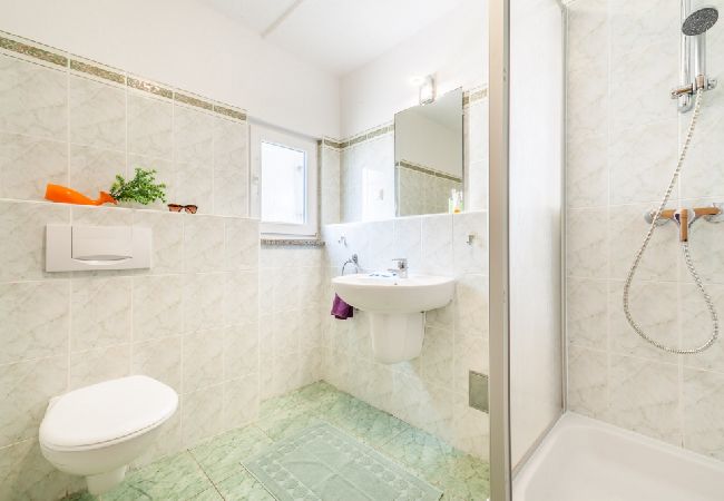 Apartament w Kustici - Apartament w Kustici z Widok na morze, balkon, Klimatyzacja, WIFI (3589-4) Apartament w Kustici - Apartament w Kustici z Widok na morze, balkon, Klimatyzacja, WIFI (3589-4)