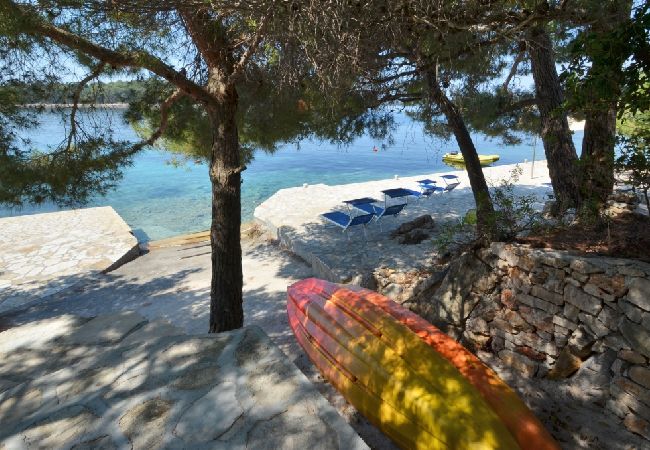 Apartament w Karbuni - Apartament w Karbuni z Widok na morze, taras, Klimatyzacja, WIFI (3609-1) Apartament w Karbuni - Apartament w Karbuni z Widok na morze, taras, Klimatyzacja, WIFI (3609-1)