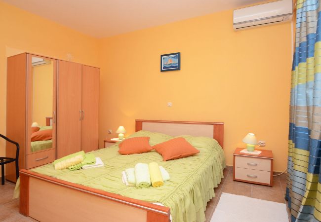 Apartament w Karbuni - Apartament w Karbuni z Widok na morze, taras, Klimatyzacja, WIFI (3609-4) Apartament w Karbuni - Apartament w Karbuni z Widok na morze, taras, Klimatyzacja, WIFI (3609-4)