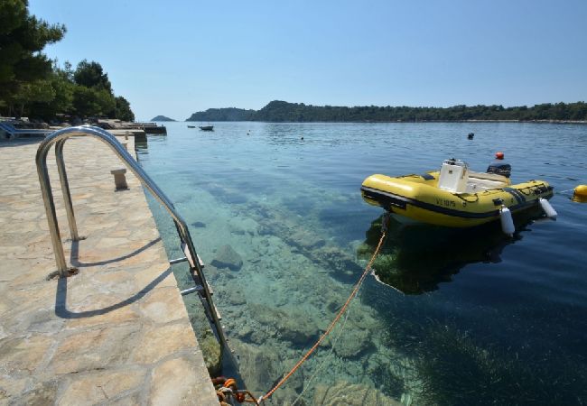 Apartament w Karbuni - Apartament w Karbuni z Widok na morze, taras, Klimatyzacja, WIFI (3609-4) Apartament w Karbuni - Apartament w Karbuni z Widok na morze, taras, Klimatyzacja, WIFI (3609-4)