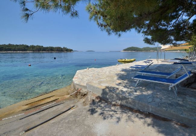 Apartament w Karbuni - Apartament w Karbuni z Widok na morze, taras, Klimatyzacja, WIFI (3609-4) Apartament w Karbuni - Apartament w Karbuni z Widok na morze, taras, Klimatyzacja, WIFI (3609-4)