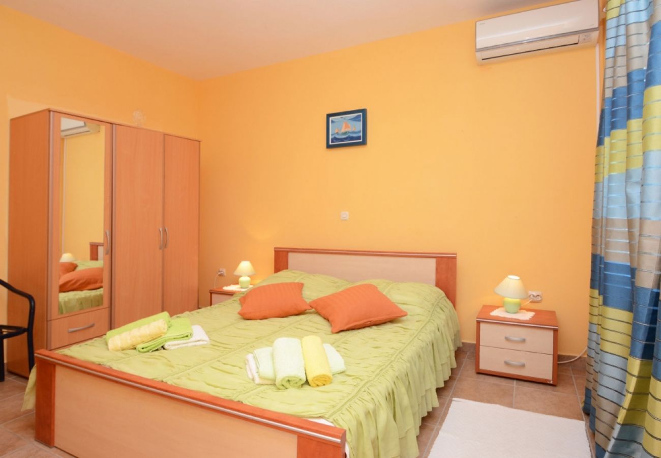 Apartament w Karbuni - Apartament w Karbuni z Widok na morze, taras, Klimatyzacja, WIFI (3609-4)