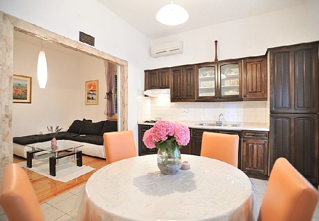 Apartament w Poljana - Apartament w Poljana z Widok na morze, taras, Klimatyzacja, WIFI (3617-1) Apartament w Poljana - Apartament w Poljana z Widok na morze, taras, Klimatyzacja, WIFI (3617-1)