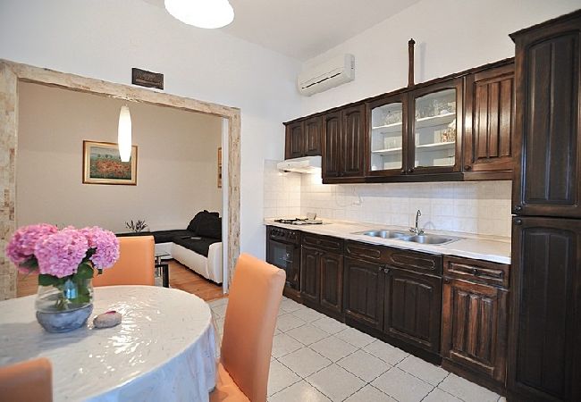 Apartament w Poljana - Apartament w Poljana z Widok na morze, taras, Klimatyzacja, WIFI (3617-1) Apartament w Poljana - Apartament w Poljana z Widok na morze, taras, Klimatyzacja, WIFI (3617-1)